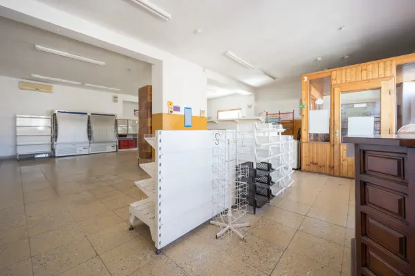Eladó üzlethelyiség utcai bejáratos, Tereske 176 m² 19.9 M Ft