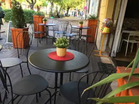 eladó üzlethelyiség utcai bejáratos, Vác