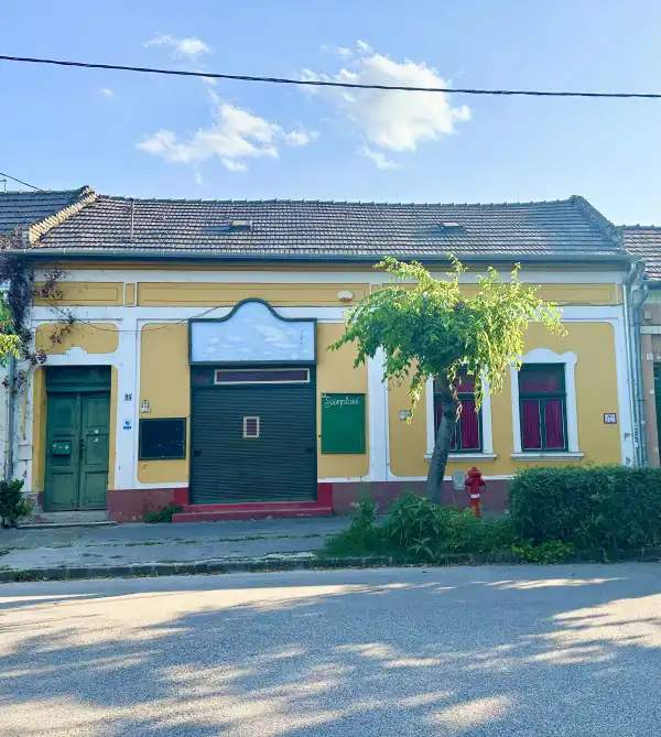 Eladó üzlethelyiség utcai bejáratos, Vác 3+1 szoba 150 m² 71 M Ft