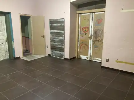 eladó üzlethelyiség utcai bejáratos, Vác