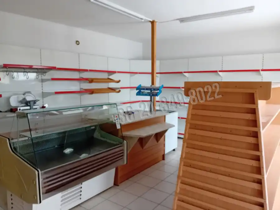 eladó üzlethelyiség utcai bejáratos, Zalalövő