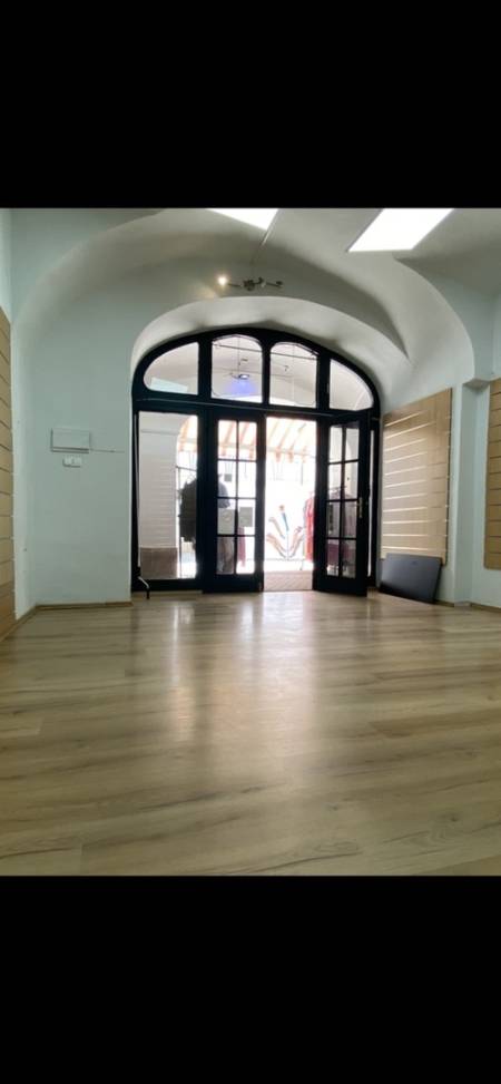 eladó üzlethelyiség üzletházban, Sopron