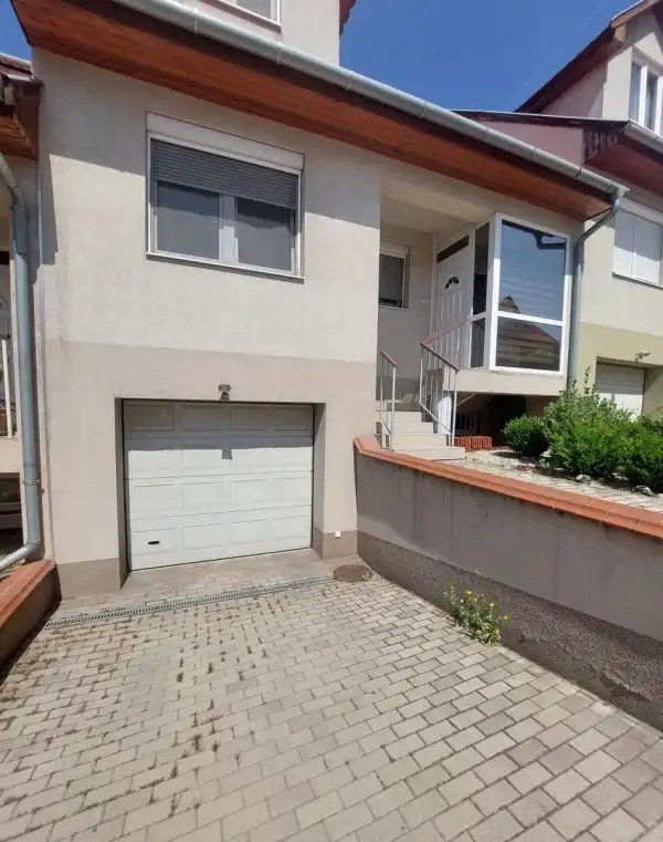 Kiadó ingatlan, Dunaújváros 3 szoba 200 m² 560 E Ft/hó