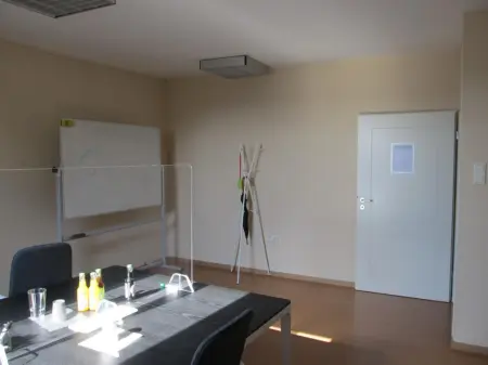kiadó iroda, Tata
