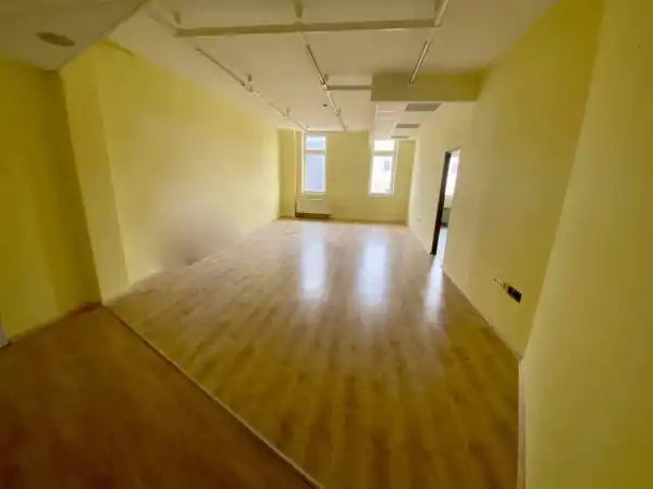 Kiadó irodaházban B, B+ kat., Budapest, III. kerület 3 szoba 77 m² 277 E Ft/hó