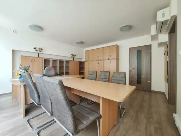 Kiadó irodaházban C kat., Szeged 3 szoba 98 m² 196 E Ft/hó