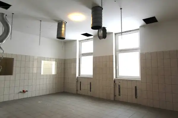 Kiadó melegkonyhás vendéglátóegység, Budapest, X. kerület 215 m² 500 E Ft/hó