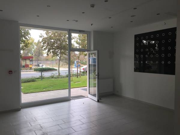 kiadó újépítésű üzlethelyiség utcai bejáratos, Budapest, XI. kerület