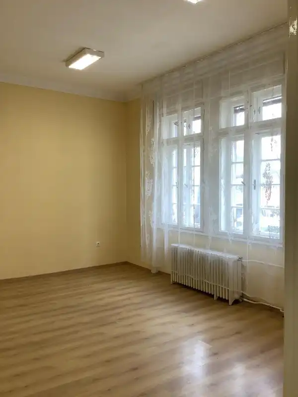 Kiadó újszerű iroda, Békéscsaba 1 szoba 15 m² 2 E Ft/hó