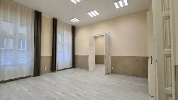 Kiadó újszerű lakás, Budapest, VI. kerület 5+1 szoba 128 m² 690 E Ft/hó
