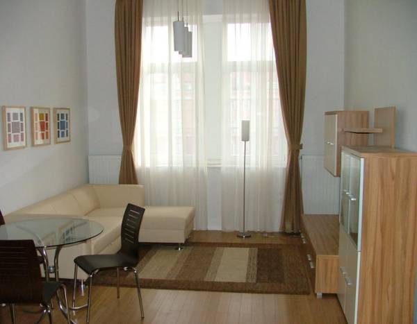 kiadó újszerű lakás, Győr
