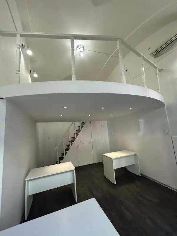 Kiadó újszerű üzlethelyiség utcai bejáratos, Budapest, VI. kerület 1 szoba 25 m² 250 E Ft/hó
