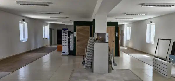 Kiadó újszerű üzlethelyiség üzletházban, Tatabánya 360 m² 582 E Ft/hó + Áfa