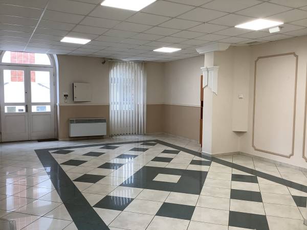 kiadó üzlethelyiség utcai bejáratos, Békéscsaba