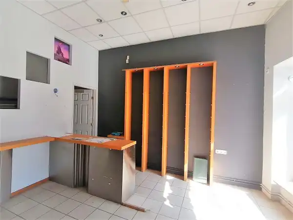 Kiadó üzlethelyiség utcai bejáratos, Budapest, III. kerület 31 m² 220 E Ft/hó
