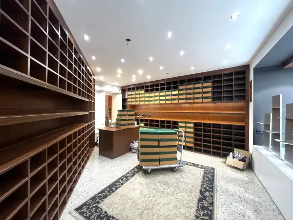 Kiadó üzlethelyiség utcai bejáratos, Budapest, V. kerület 25 m² 600 E Ft/hó