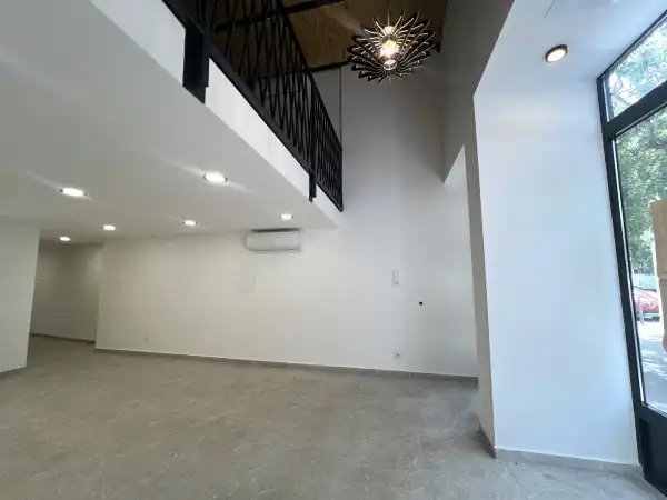 Kiadó üzlethelyiség utcai bejáratos, Budapest, VI. kerület 80 m² 640 E Ft/hó