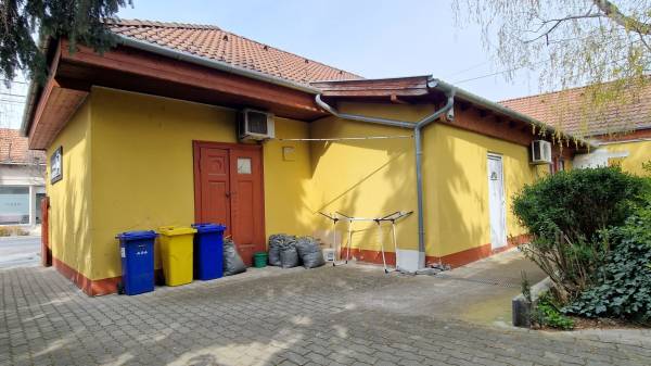 kiadó üzlethelyiség utcai bejáratos, Dunaharaszti