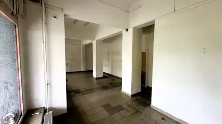 kiadó üzlethelyiség utcai bejáratos, Dunaújváros