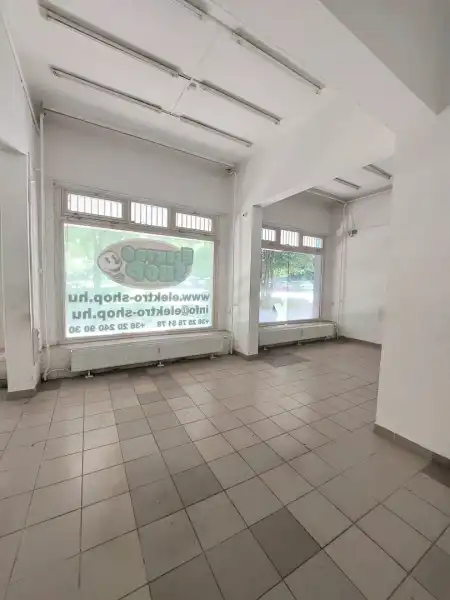 kiadó üzlethelyiség utcai bejáratos, Dunaújváros