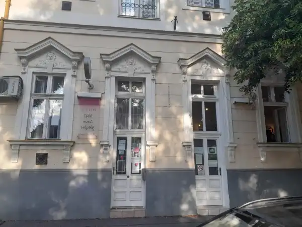 Kiadó üzlethelyiség utcai bejáratos, Eger 40 m² 12 M Ft/hó