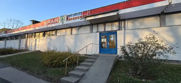 Kiadó üzlethelyiség utcai bejáratos, Paks 2 szoba 228 m² 718 E Ft/hó