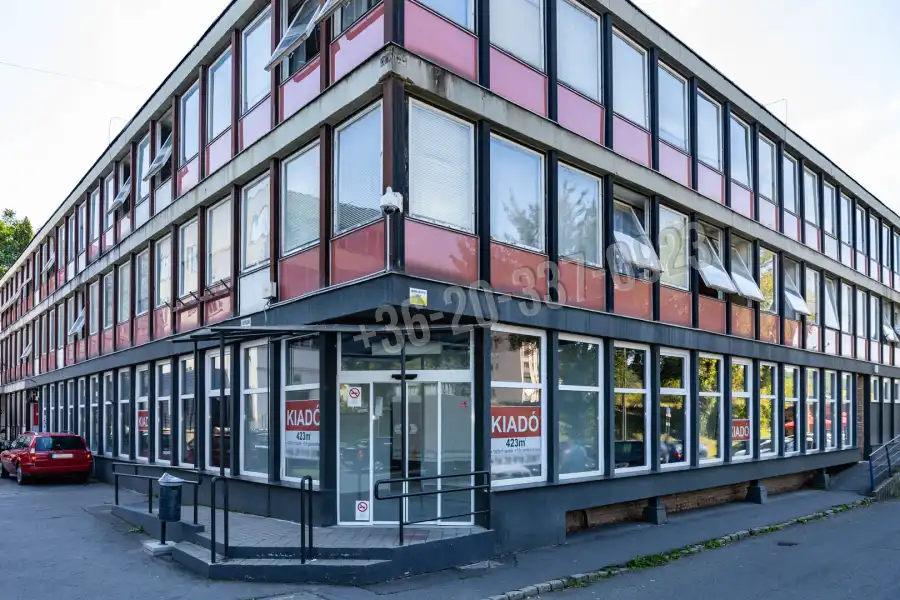kiadó üzlethelyiség utcai bejáratos, Salgótarján