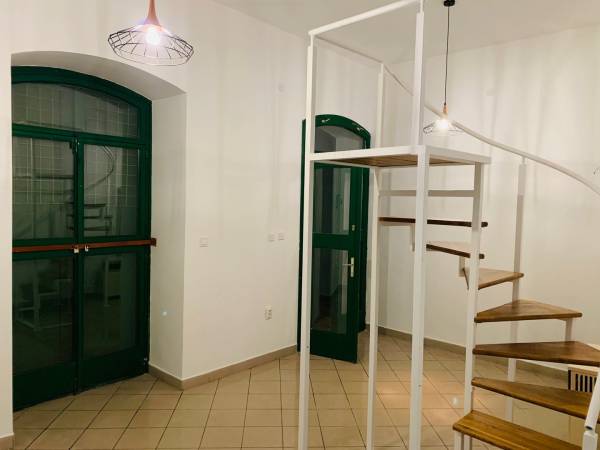kiadó üzlethelyiség utcai bejáratos, Siófok