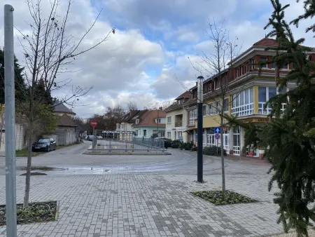 kiadó üzlethelyiség utcai bejáratos, Vác